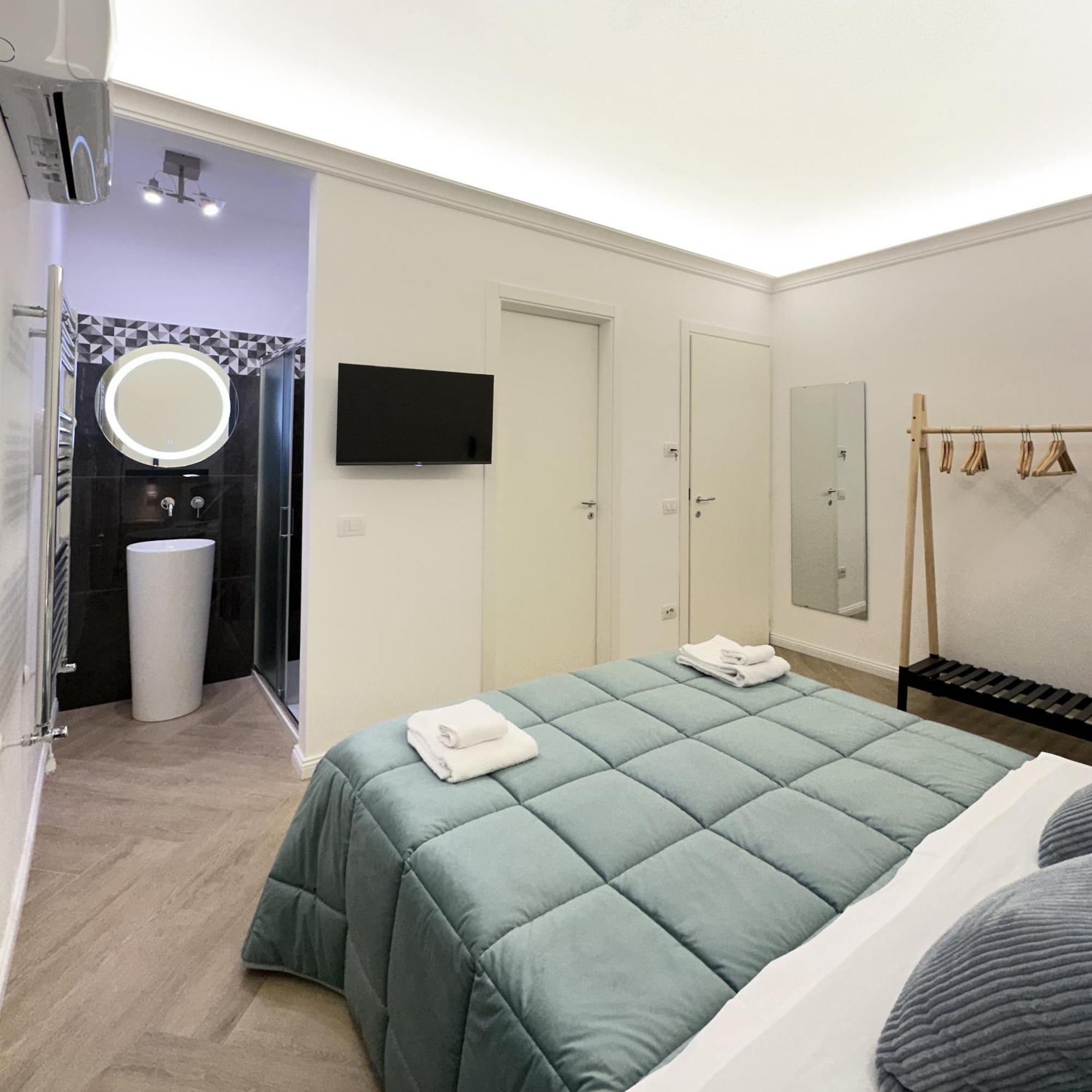 Vicki Vomero Rooms - Napoli Bagian luar foto